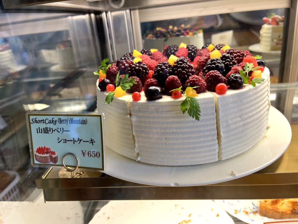 山盛りベリーショートケーキの画像