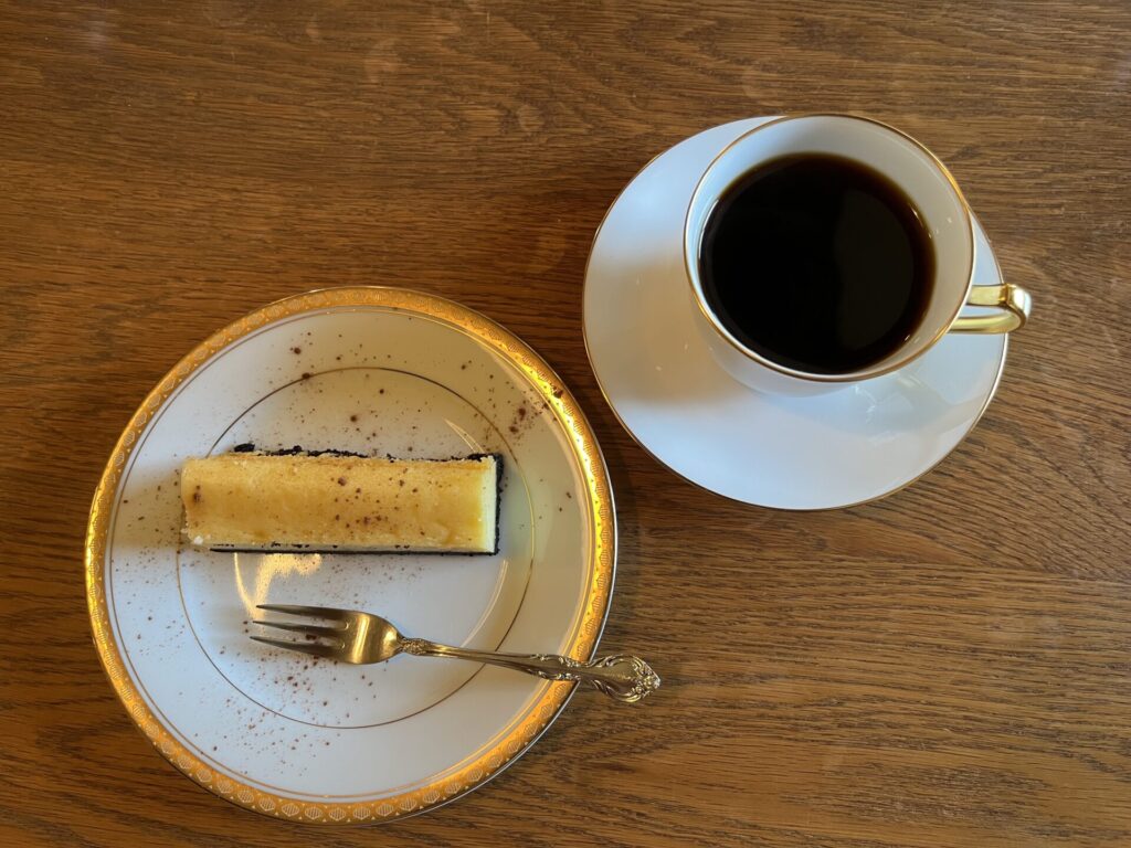 星霜珈琲のチーズケーキとコーヒー
